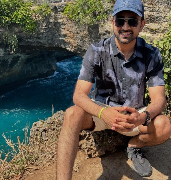 মহারাষ্ট্রের ওয়ার্ধায় জন্ম অভিনেতা অভয় দাগার। তাঁর বাবা-মা দুজনেই ডাক্তার। অভয়ের স্কুল জীবন কেটেছে হায়দরাবাদে। এরপর তিনি আইআইটি খড়্গপুরে ভর্তি হন। 