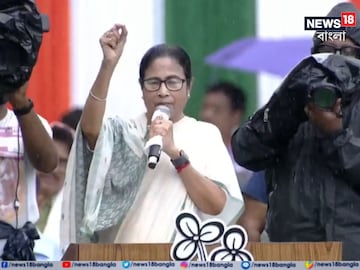 একুশে জুলাইয়ের মঞ্চে মমতা৷ 