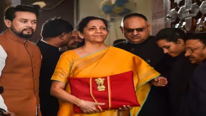২০২০ সালে, অর্থমন্ত্রী একটি হলুদ শাড়ি পরেছিলেন। হলুদ রঙ শক্তি এবং উদ্দীপনার প্রতীক। এই বাজেটটি ছিল ভারতীয় ইতিহাসে এখনও পর্যন্ত সবচেয়ে বড় বাজেট যা ২ ঘণ্টা ৪২ মিনিটের লম্বা ছিল।