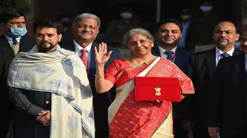 করোনার সময় অর্থাৎ 2021 সালে, অর্থমন্ত্রী লাল পাড় সহ একটি অফ-হোয়াইট রঙের শাড়ি পরেছিলেন। এই রঙ শান্তি ও শক্তির প্রতীক।
