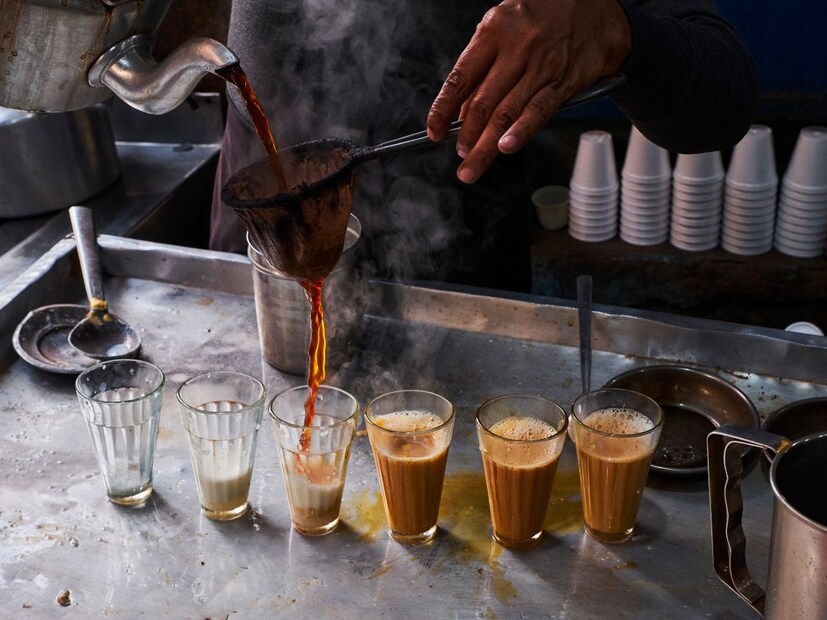 দীক্ষার মতে দিনের শুরুতে চা কফি পানের অভ্যাস স্বাস্থ্যকর নয়৷ তাঁর মতে খালি পেটে ক্যাফেইন গেলে কর্টিসোল উৎপাদন ব্যাহত হয়৷ স্ট্রেস হরমোন কর্টিসোল দিনের শুরুতেই বাড়িয়ে তোলে উদ্বেগমাত্রা৷ নষ্ট করে শারীরিক ভারসাম্য৷