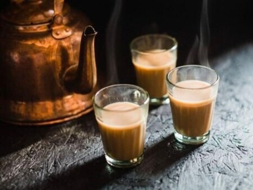 চা ও কফি আম্লিক৷ বাধা তৈরি করে হজম প্রক্রিয়ায়৷ চায়ের সঙ্গে প্রোটিন খেলে অ্যাসিডিটি বাড়তে পারে৷ হজমে সমস্যা হয়৷ 