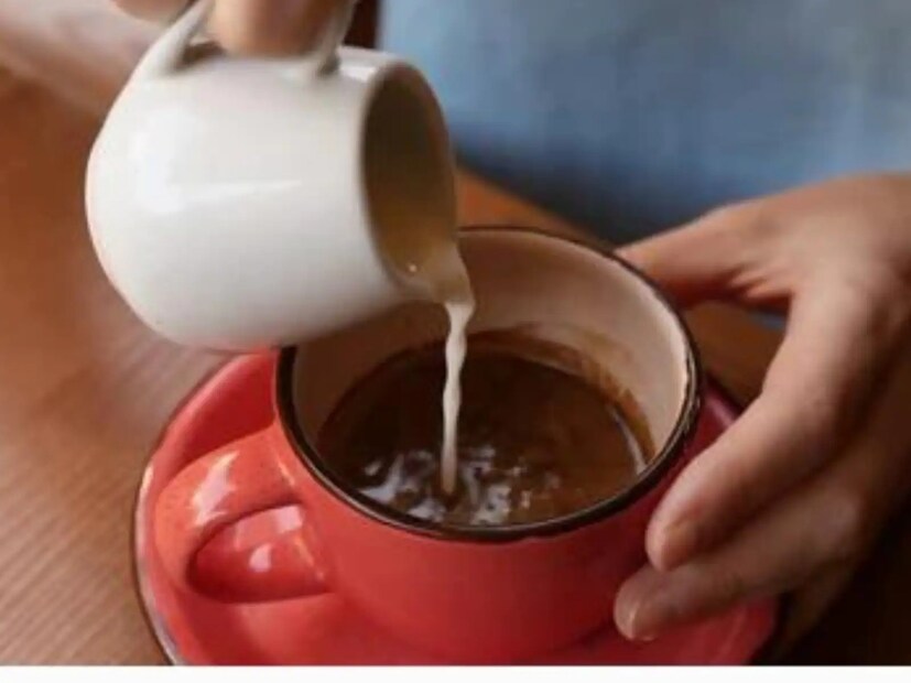 সন্ধ্যায় যাঁরা চা কফি পান করেন, তাঁরাও সতর্ক হোন৷ রাতে ঘুমোতে যাওয়ার অন্তত ১০ ঘণ্টা থেকে ৬ ঘণ্টা আগে পর্যন্ত চা বা কফি পান করবেন না৷ 