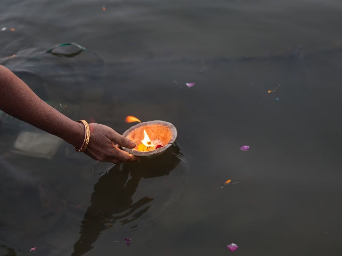 অমাবস্যা তিথি থাকবে ৪ অগাস্ট বিকেল ৪.৪৩ মিনিট পর্যন্ত। উদয় তিথি অনুসারে এ দিনই পালিত হবে শ্রাবণ অমাবস্যা।