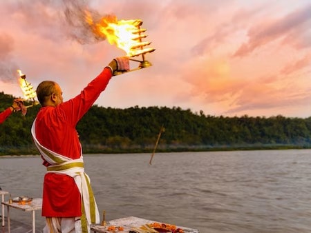 এই পুণ্যতিথিতে কী কী করলে সংসারে শুভ হবে৷ আপনার অর্থভাগ্য সুপ্রসন্ন হবে, আপনি ধনসম্পদ, শ্রী এবং সৌভাগ্যের আলোয় উজ্জ্বল হবেন, জানুন৷ বলেছেন উজ্জয়িনীর জ্যোতিষী আচার্য রবি শুক্লা৷ 