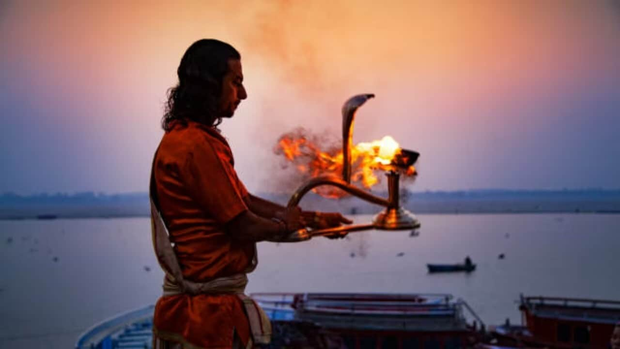 এই তিথিতে সূর্যোদয়ের ব্রহ্ম মুহূর্তে পুণ্যনদীতে স্নানের পর সূর্য আরাধনা করুন। সাধ্যমতো দানধ্যান করুন।