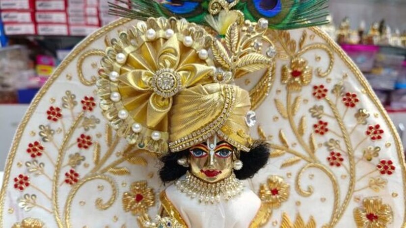 দেওঘরের বিখ্যাত জ্যোতিষী পন্ডিত আনন্দ কিশোর মুদগল জানান, প্রতি বছর ভাদ্রপদ মাসের কৃষ্ণপক্ষের অষ্টমী তিথিতে জন্মাষ্টমী পালিত হয়।  বছর ২৬ আগস্ট পালিত হবে জন্মাষ্টমী। জন্মাষ্টমীর দিন লাড্ডু গোপালের বিশেষ পূজা ও অলংকরণ করতে হবে। এর সঙ্গে লাড্ডু গোপালের প্রিয় নৈবেদ্যও দিতে হবে। এতে খুব খুশি লাড্ডু গোপাল। ব্যক্তির ইচ্ছা অবশ্যই পূরণ হয়।