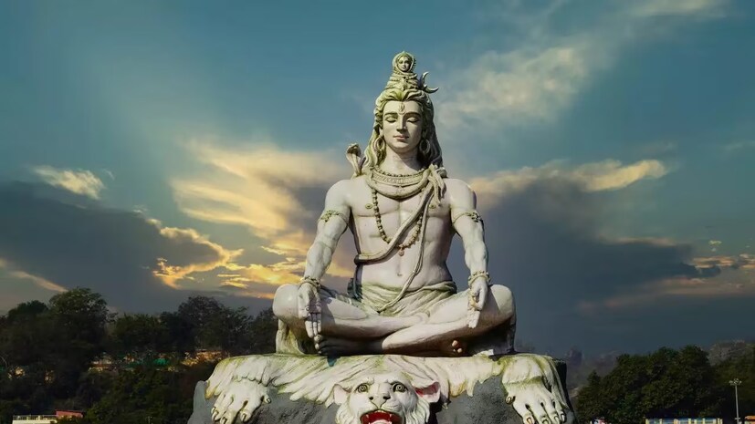 প্রতি মাসের শুক্ল এবং কৃষ্ণ পক্ষের চতুর্দশী তিথিতে পালিত হয় মাসিক শিবরাত্রি। এই তিথিতে হরপার্বতীর পুজো করা হয়।