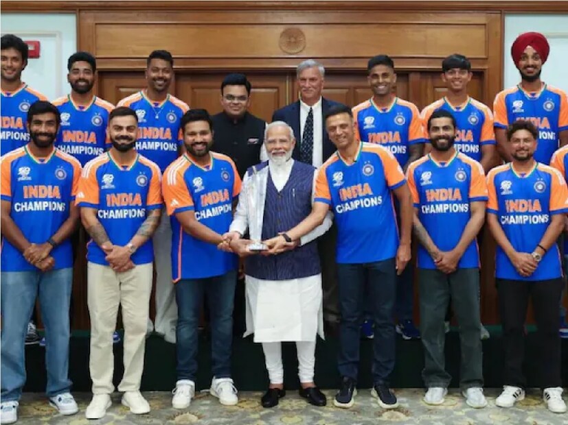 ভারতীয় দল দেশে ফেরার পর চ্যাম্পিয়নের দারুণভাবে ওয়েলকাম করা হয়েছে। প্রধানমন্ত্রী নরেন্দ্র মোদি পুরো ভারতীয় দলের সঙ্গে দেখা করেছেন। প্রধানমন্ত্রীর সঙ্গে ক্রিকেটারদের বৈঠকের পর সোশ্যাল মিডিয়ায় সামনে উঠে এসেছে আরও একটি ছবি। এই ছবিটি ১৯৮৩ সালে বিশ্বকাপ জয়ী ভারতীয় দলের।  সেখানে কপিল দেবের নেতৃত্বে ভারত লর্ডসে ওয়েস্ট ইন্ডিজকে হারিয়ে প্রথমবার ক্রিকেট বিশ্বকাপ জিতেছিল৷