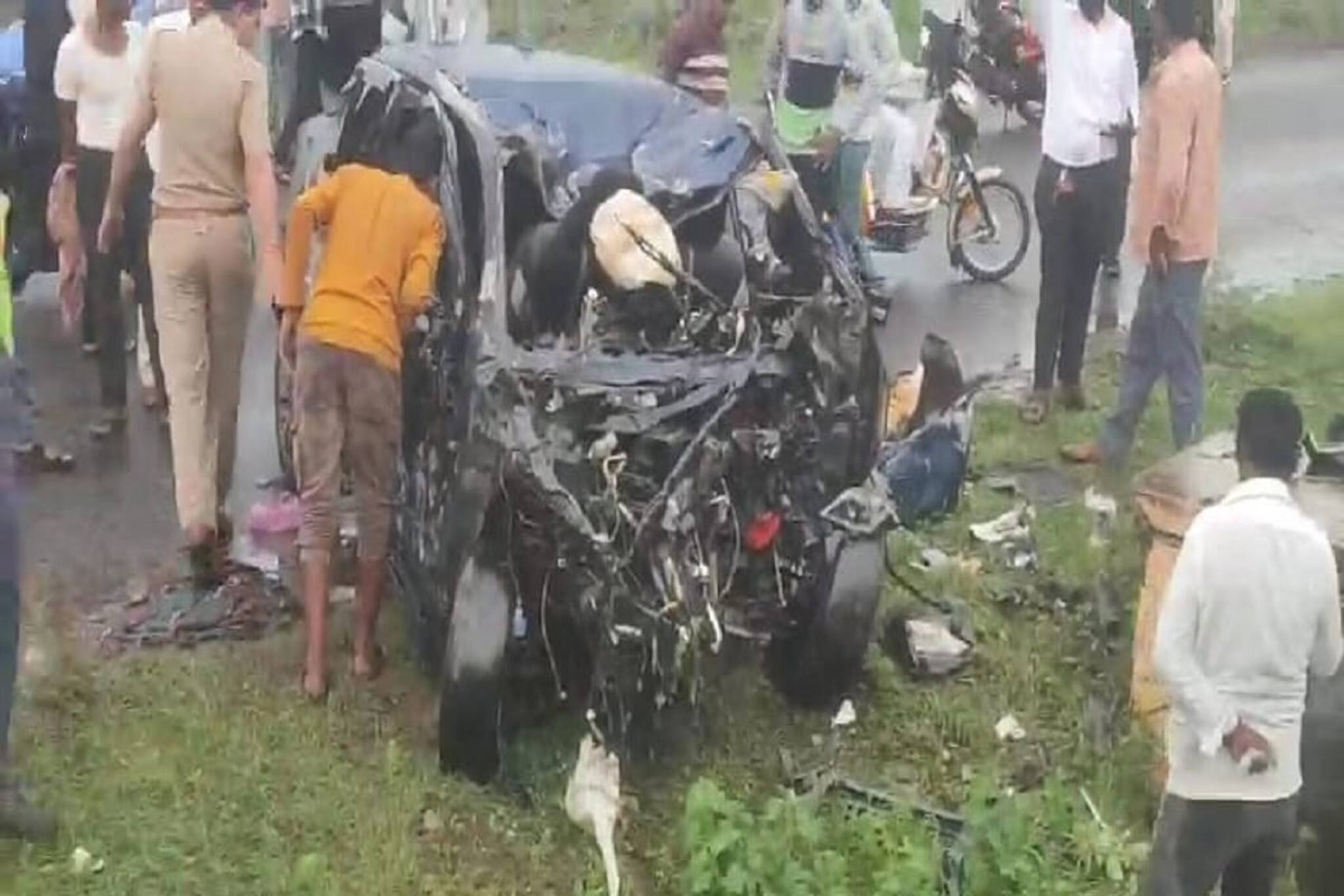 মুহূর্তে তুবড়ে গেল গোটা গাড়ি, ভিতরে কাতরাতে-কাতরাতে মৃত্যু ৫ জনের! ভয়ঙ্কর ঘটনা