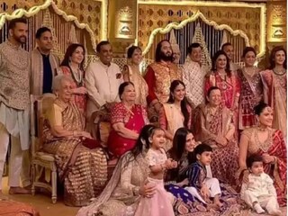 অনন্ত-রাধিকার বিয়ের আগে গ্রহ শান্তি পুজোয় গ্রুপ ছবি অনন্ত-রাধিকার বিয়ের আগে গ্রহ শান্তি পুজোয় গ্রুপ ছবি