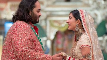 ছোট্ট অনন্ত তাঁর কোলে মানুষ, বিয়েতে এসে করলেন প্রাণভরে আশীর্বাদ, কে এই মহিলা?