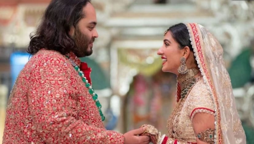মুম্বইয়ের জিও ওয়ার্ল্ড সেন্টারে যেন চাঁদের হাট! মুকেশ আম্বানির ছোট ছেলে অনন্তর বিয়ে ঘিরে গত কয়েক মাস ধরেই যেন উৎসবের আবহ! প্রি-ওয়েডিং থেকে বিয়ে, রিসেপশনের সমস্ত আয়োজনই স্বপ্নের মতো। গত ১২ জুলাই অর্থাৎ শুক্রবার মুম্বইয়ে ধুমধাম করে সম্পন্ন হয়েছে মুকেশ আম্বানি ও নীতা আম্বানির পুত্র অনন্ত আম্বানি এবং রাধিকা মার্চেন্টের শুভ বিবাহ।