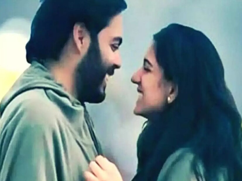 আসলে ওই বছরেই একটি ছবি ভাইরাল হয়েছিল। তাতে দেখা গিয়েছিল, একে অপরের চোখে যেন নিজেদের হারিয়ে ফেলেছেন অনন্ত-রাধিকা!