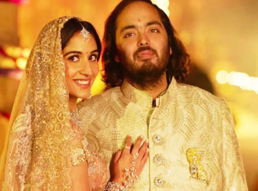 উপস্থিত ছিলেন বলিউডের আইকন অমিতাভ বচ্চন, শাহরুখ খান, সলমন খান রণবীর কাপুর, ক্রিকেটার সচিন টেন্ডুলকার, মহেন্দ্র সিং ধোনি, জাসপ্রিত বুমরাহ, হার্দিক পান্ডিয়া সূর্যকুমার যাদবের মতো তারকারা। সাবেক ব্রিটিশ প্রধানমন্ত্রী টনি ব্লেয়ার ও বরিস জনসন এবং সৌদি আরামকোর সিইও আমিন এইচ নাসেরও অতিথি তালিকায় ছিলেন।
