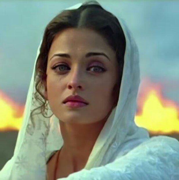 এই কথোপকথনে তিনি আরও বলেছিলেন যে ঐশ্বরিয়া যদি কখনও তার কথায় রাজি না হন এবং রেগে যান তবে তিনিই প্রথম তাঁর কাছে ক্ষমা চান। তিনি বলেছিলেন, 'আমি সর্বদা প্রথমে ক্ষমা চাই কারণ বেশিরভাগ মহিলারা তা করেন না। অভিষেক বলেন যে তিনি নিশ্চিন্তে ঘুমোতে চান৷ ফলে তিনি ঝগড়ার পর ক্ষমা চেয়ে নিয়ে শান্তিতে ঘুমোন!