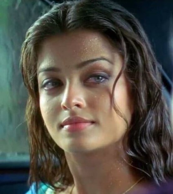 ফিল্মফেয়ারের সঙ্গেও একটি সাক্ষাৎকারে ঐশ্বর্য স্বীকার করেছিলেন যে একজন দক্ষিণ ভারতীয় হওয়ার ফলে উত্তর ভারতীয় বিয়ের অনেক আচার-অনুষ্ঠান সম্পর্কে সচেতন ছিলেন না। বিশেষ করে রোকার নিয়ম তিনি জানতেন না৷ তিনি বলেছিলেন যে রোকার আচার এত দ্রুত হয়েছিল যে তিনি কী করবেন বুঝতে পারছিলেন না। বচ্চন পরিবার থেকে তাঁদের বাড়িতে ফোন আসে যে তাঁরা দ্রুত আসবেন রোকার অনুষ্ঠানের জন্য৷ সেই সময় তাঁর বাবা ছিলেন শহরের বাইরে৷ ফলে ঐশ্বর্যের রোকা অনুষ্ঠানে তাঁর বাবা থাকতে পারেননি৷ যার স্মৃতি অভিনেত্রীর জন্য খুবই কষ্টকর বলে তিনি জানান৷ 