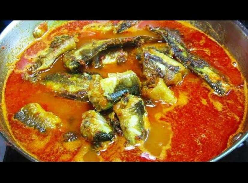 এরপর ঢাকা দিয়ে কিছুক্ষণ রেখে দিয়ে ঝোল ফুটে গিয়ে গা মাখা হয়ে এলে উপর থেকে কয়েকটা চেড়া কাঁচালঙ্কা ও সামান্য গরম মশলা ছড়িয়ে নামিয়ে নিলেই তৈরি বান মাছের ঝাল। একবার বাড়িতে বানিয়ে খেলে ছোট থেকে বড় সকলের মন কাড়বে। গরম গরম ভাতের সঙ্গে জাস্ট জমে যাবে।