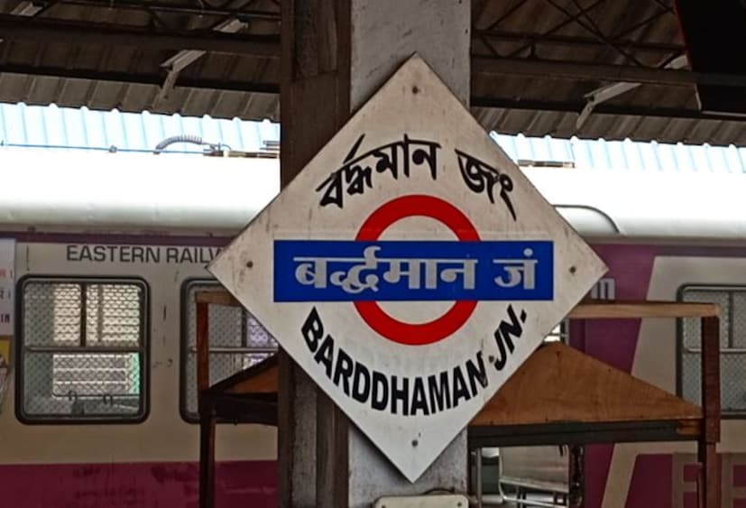 ট্রেন চালকদের ( লোকো পাইলট ) কথা মাথায় রেখে এবার রেলের তরফ থেকে নেওয়া হল অভিনব উদ্যোগ। বিভিন্ন ধরনের আধুনিক সুবিধা এবার প্রদান করা হবে ট্রেন চালকদের। বিশেষ সুবিধা প্রদানের জন্য বর্ধমান স্টেশনে আধুনিক রুম তৈরি করা হল ট্রেন চালকদের জন্য। বর্ধমান রেল স্টেশনে তৈরি হওয়া এই অধুনিক রুমে কি কি সুবিধা থাকছে তা সাংবাদিক সম্মেলন করে জানিয়েছেন, পূর্ব রেলের মুখ্য জনসংযোগ আধিকারিক কৌশিক মিত্র।