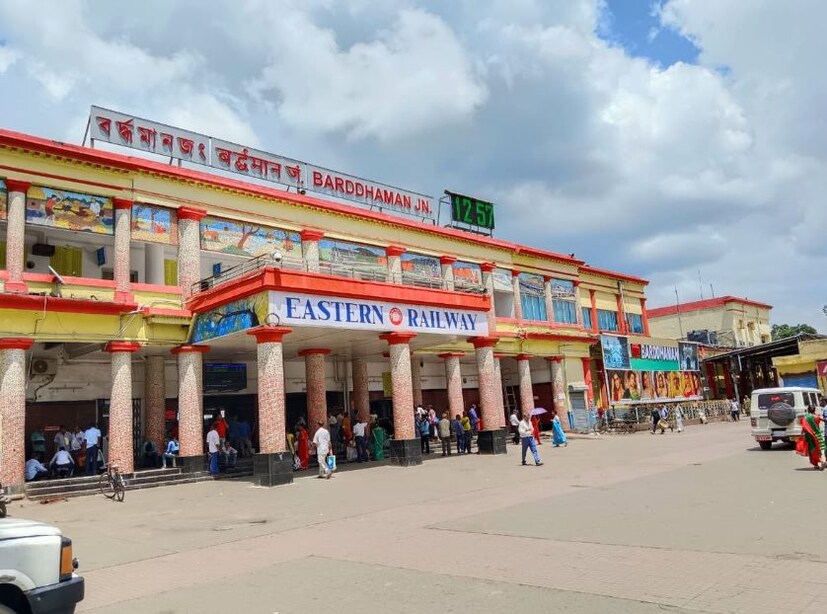 এছাড়াও সবথেকে আকর্ষনীয় একটি ব্যবস্থা করা হয়েছে চালকদের জন্য। এই রুমের মধ্যে অত্যাধুনিক মানের ম্যাসাজ চেয়ারও রয়েছে। যে চেয়ারের মধ্যে চালকরা ফুল বডি এবং লেগ ম্যাসাজ নিতে পারবেন। এছাড়াও বর্ধমান স্টেশনে তৈরি হওয়া এই নতুন রুমে টেবিল টেনিস খেলার ব্যবস্থাও রয়েছে চালকদের জন্য। পাশাপাশি থাকা এবং খাওয়ার বিশেষ ব্যবস্থা তো রয়েইছে।