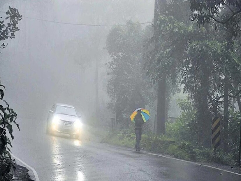 জলপাইগুড়ি: জলপাইগুড়িতেও সারাদিন আকাশ মেঘলা থাকবে। আর্দ্রতা জনিত ভ্যাপসা গরমও থাকতে পারে ৷ গত ২৪ ঘণ্টায় এখানকার সর্বোচ্চ তাপমাত্রা ছিল ৩৭.২ ডিগ্রি সেলসিয়াস। সর্বনিম্ন তাপমাত্রা ৩২.১ ডিগ্রি সেলসিয়াস।