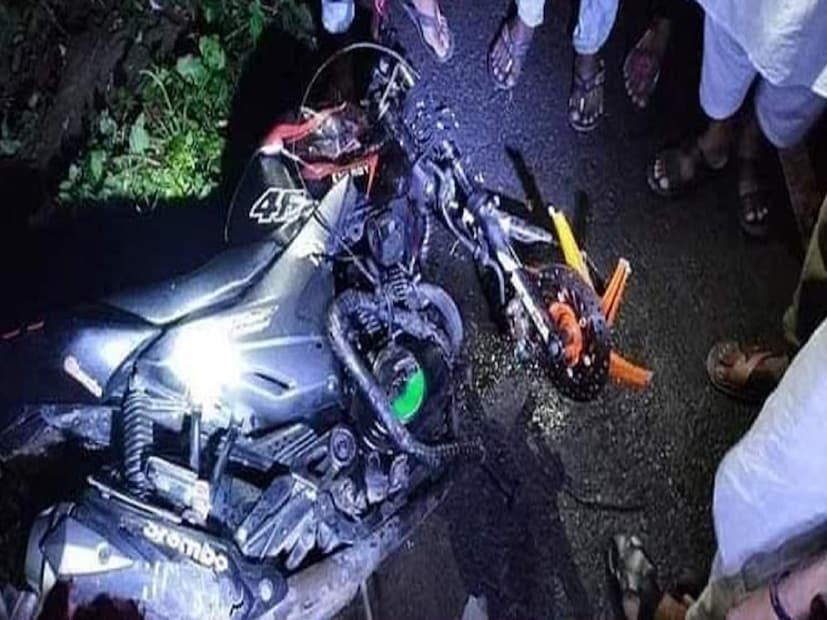 যুবকের পরিবারের অভিযোগ, মৃত্যুর জন্য দায়ী বাইকে থাকা তরুণী। তাঁরা ষড়যন্ত্রের অভিযোগও তুলেছেন ঘটনা নিয়ে। যুবকের অভিযোগের ভিত্তিতে গ্রেফতার করা হয়েছে তরুণীকে। প্রতীকী ছবি।