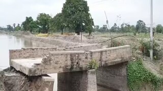 সিওয়ান জেলার গন্ডাকি নদীর উপর একটি সেতুর অংশ বুধবার সকালে ধসে পড়ে