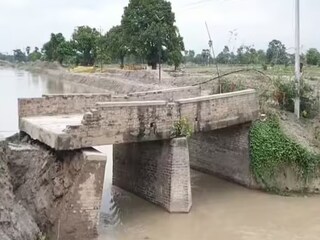 সিওয়ান জেলার গন্ডাকি নদীর উপর একটি সেতুর অংশ বুধবার সকালে ধসে পড়ে