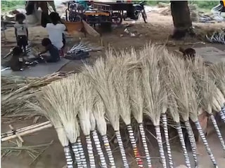 ঝাড়ু বানিয়ে কেমন করে সফল হলেন গেরু?  