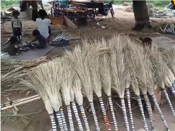 ঝাড়ু বানিয়ে কেমন করে সফল হলেন গেরু?  
