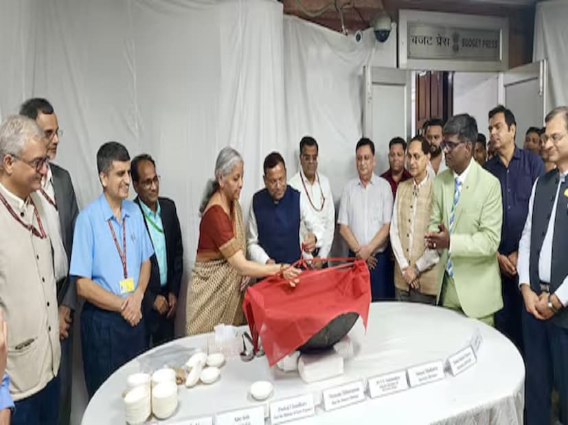 আচ্ছা বলুন তো, এই বাজেট শব্দটির অর্থ কী? কোথা থেকে এল এই শব্দ! অনেকেই কিন্তু জানেন না এই শব্দের অর্থ। আজ আমরা সেই উত্তরই জানাব আপনাদের।