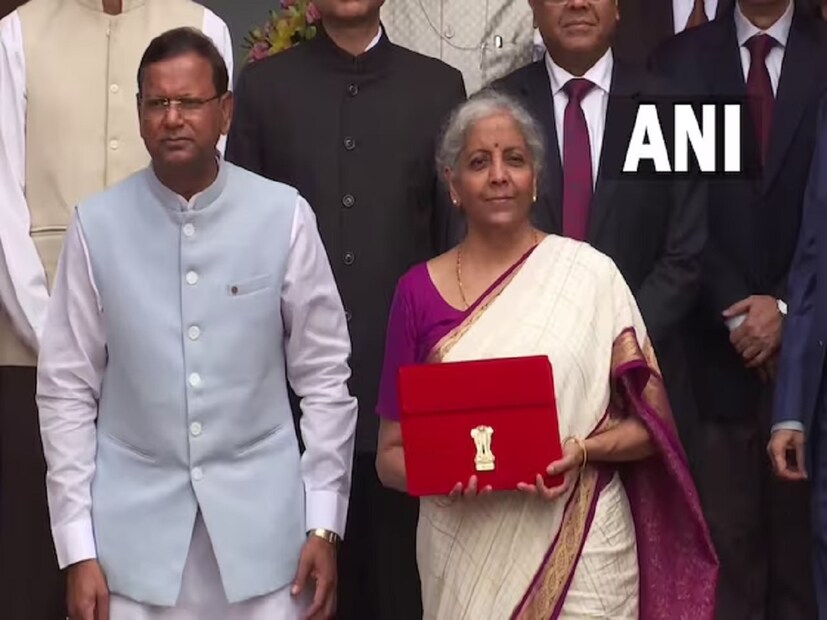 'বাজেট', ইংরেজিতে 'Budget' শব্দটির উৎপত্তি ফরাসি শব্দ 'bougette' থেকে। যার অর্থ 'ছোট ব্যাগ'।  পঞ্চদশ শতকে ব্যক্তিগত ও পরিবারের আয় ও ব্যয়ের হিসেব রাখতে এই শব্দের ব্যবহার করা হত। 