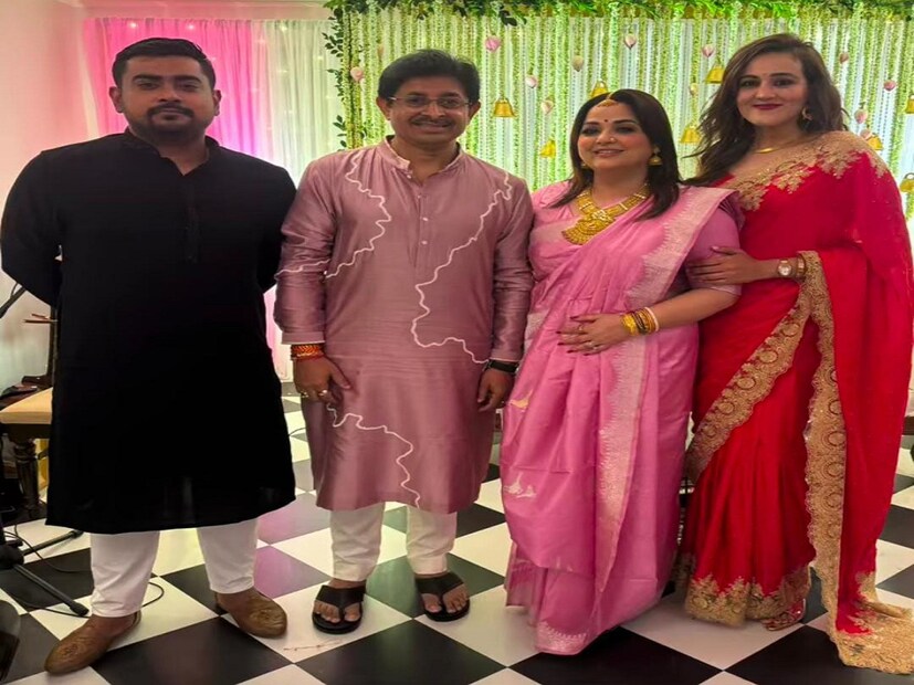 এছাড়াও রেজিস্ট্রি বিয়ের দিনে আরও একটি ফটো সামনে এসেছে৷ যেখানে সৌরভ গঙ্গোপাধ্যায়ের দাদা স্নেহাশিস গঙ্গোপাধ্যায়কে একটি মভ কালারের পাঞ্জাবিতে দেখা গেছে এবং নববধূকে কাতান বেনারসিতে দেখা যাচ্ছে৷ 