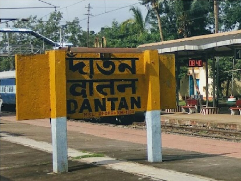 পশ্চিমবঙ্গ থেকে দক্ষিণ ভারতগামী রেলপথে রাজ্যের শেষ সীমানায় রয়েছে দাঁতন রেলওয়ে স্টেশন। যা পশ্চিমবঙ্গের সীমান্ত এলাকায় শেষ রেলওয়ে স্টেশন বলেই ধরা হয়। স্টেশন থেকে কয়েক কিলোমিটার দূরেই শুরু হচ্ছে ওড়িশা। তবে এই স্টেশন থেকে অনতি দূরে রয়েছে আঙ্গুয়া হল্ট স্টেশন। এই হল্ট স্টেশনটি যাত্রীদের যাতায়াতের সুবিধার জন্য তৈরি করা হয়েছিল।