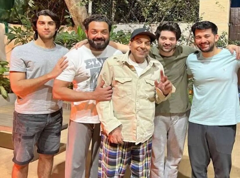 ববি জানিয়েছেন, বাড়ির বেশির ভাগই ইন্টিরিয়ার তৈরি করেছেন তাঁর স্ত্রী তানিয়া দেওল। বাড়ির ভিতরের অংশে হালকা রঙের কাঠের আসবাবপত্র এবং প্রচুর ভারতীয় শিল্প ও নিদর্শন রয়েছে। কাঠের মেঝে এবং কাঁচের দরজা সহ বাড়িটি আধুনিকতা এবং ঐতিহ্যের মিশ্রণ।