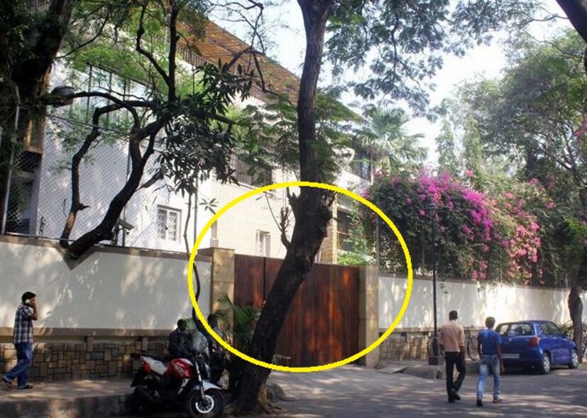একটিই বাড়ি, তাতে থাকেন ৩ সুপারস্টার, ৩ প্রজন্ম৷ ৫০ বছর ধরে এই প্রাসাদোপম বাড়িতে থাকেন বলিউডের জনপ্রিয় অভিনেতারা৷ সম্পর্কে তাঁর পিতা-পুত্র৷ বিখ্যাত বচ্চন পরিবার নন কিন্তু, তবে এঁরা কম নন৷ 