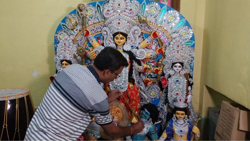 ৬ ফুট উচ্চতার এই ফাইবারের দুর্গা প্রতিমাটি তৈরী করেছেন উলুবেড়িয়া ময়রাপাড়ার শিল্পী সঞ্জীব চন্দ্র। ইতিমধ্যে প্রতিমার যাবতীয় কাজ শেষ। তবে শুধু দুর্গা প্রতিমা নয় তার সঙ্গে এই রাজ্য থেকে ঢাক সহ পুজোর বিভিন্ন সামগ্রী ও কানাডায় পাঠানো হচ্ছে।