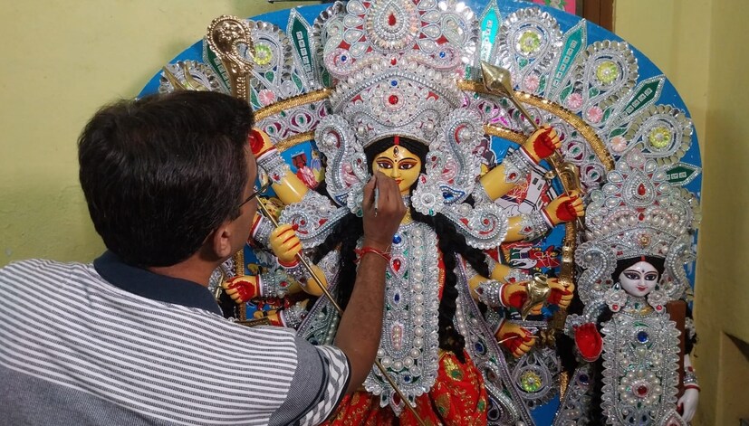 এই সপ্তাহেই জাহাজে করে রওনা দেবে প্রতিমাটি৷ আগামী দুইমাসের মধ্যেই উমা সপরিবারে কানাডার টরেন্টোয় পৌঁছে যাবে বলে আশা করা হচ্ছে। অন্যদিকে নিজের হাতে তৈরি প্রতিমা বিদেশে পাড়ি দেওয়ায় খুবই খুশি সঞ্জীব। তবে তাঁর তৈরি প্রতিমা এই প্রথম বিদেশ পাড়ি দিচ্ছে না৷  এর আগেও দুবাই‌, লাক্সেমবার্গ সহ বিভিন্ন জায়গায় গিয়েছিল সঞ্জীবের হাতের তৈরী ফাইবারর দুর্গা প্রতিমা।