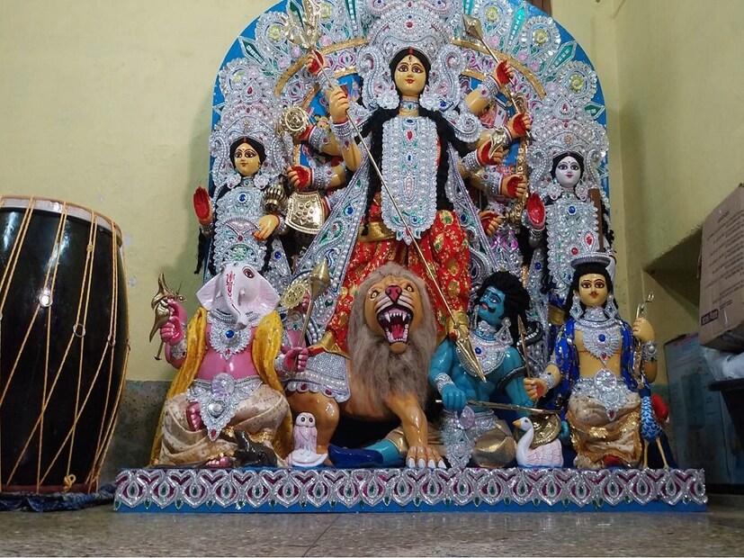 সঞ্জীব চন্দ্র জানান ‘‘ফেসবুকে আমার প্রতিমার কাজ দেখে কানাডা থেকে প্রতিমা গড়ার জন্য আমন্ত্রন আসে । পুরো প্রতিমাটি ফাইবার দিয়ে তৈরী। প্রতিমাটি তৈরী করতে ৪০ দিন সময় লেগেছে।’’