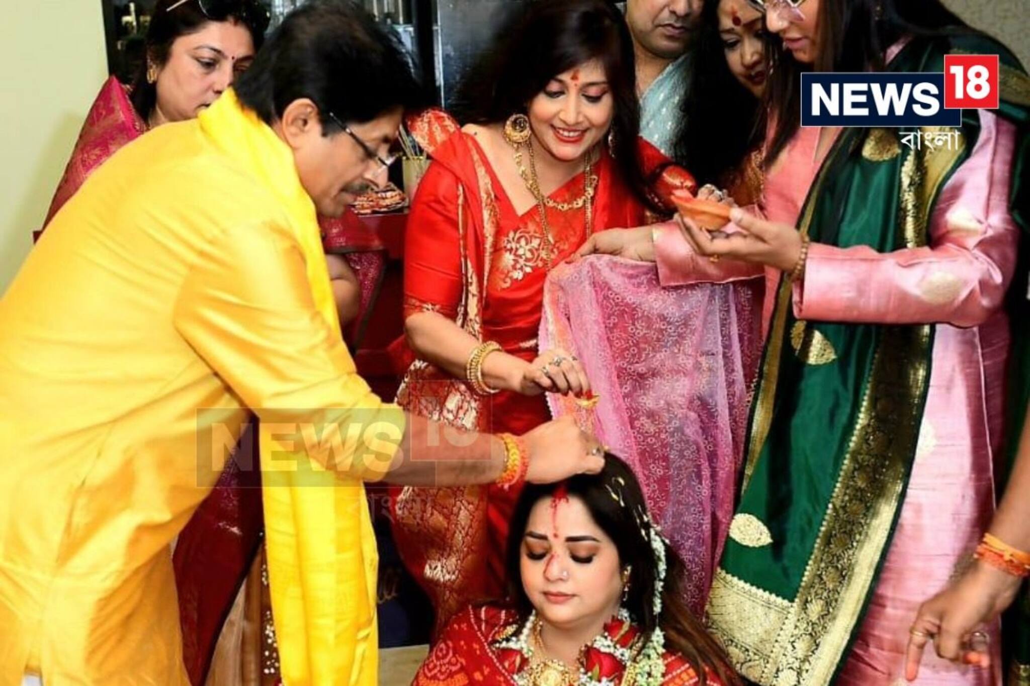 গায়ে লাল বাঁধনির লজ্জাবস্ত্র, মাথায় ওড়না, নিজের হাতে সিঁথিতে সিঁদুর পরিয়ে দি