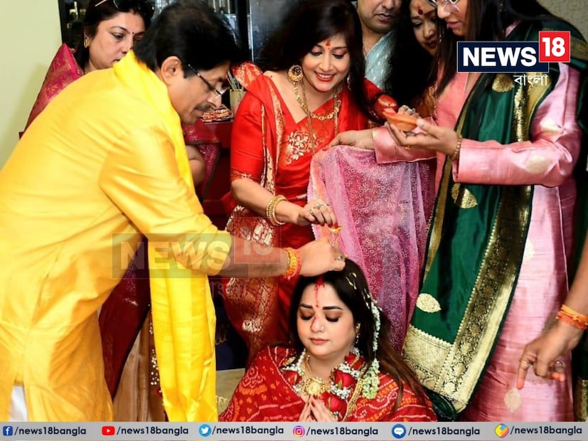 Snehasis Ganguly Sindur Daan:  বিয়ে রেজিস্ট্রি করে হলেও কয়েকটি নিয়ম স্নেহাশিস গঙ্গোপাধ্যায়ের বিয়েতেও করা হয়েছিল৷ সৌরভ- ডোনারা কেউই বিয়েতে হাজির থাকতে পারেননি নানা পেশাদার ও ব্যক্তিগত কারণে কিন্তু রিসেপশনে হাজির থাকবেন দাদা ও ডোনা দুজনেই৷ এরই মধ্যে সামনে এল স্নেহাশিস গঙ্গোপাধ্যায়ের সিঁদুর দানের ফটো৷