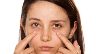 রোদে চোখকে বাঁচাতে সানগ্লাস ও টুপি ব্যবহার করুন৷