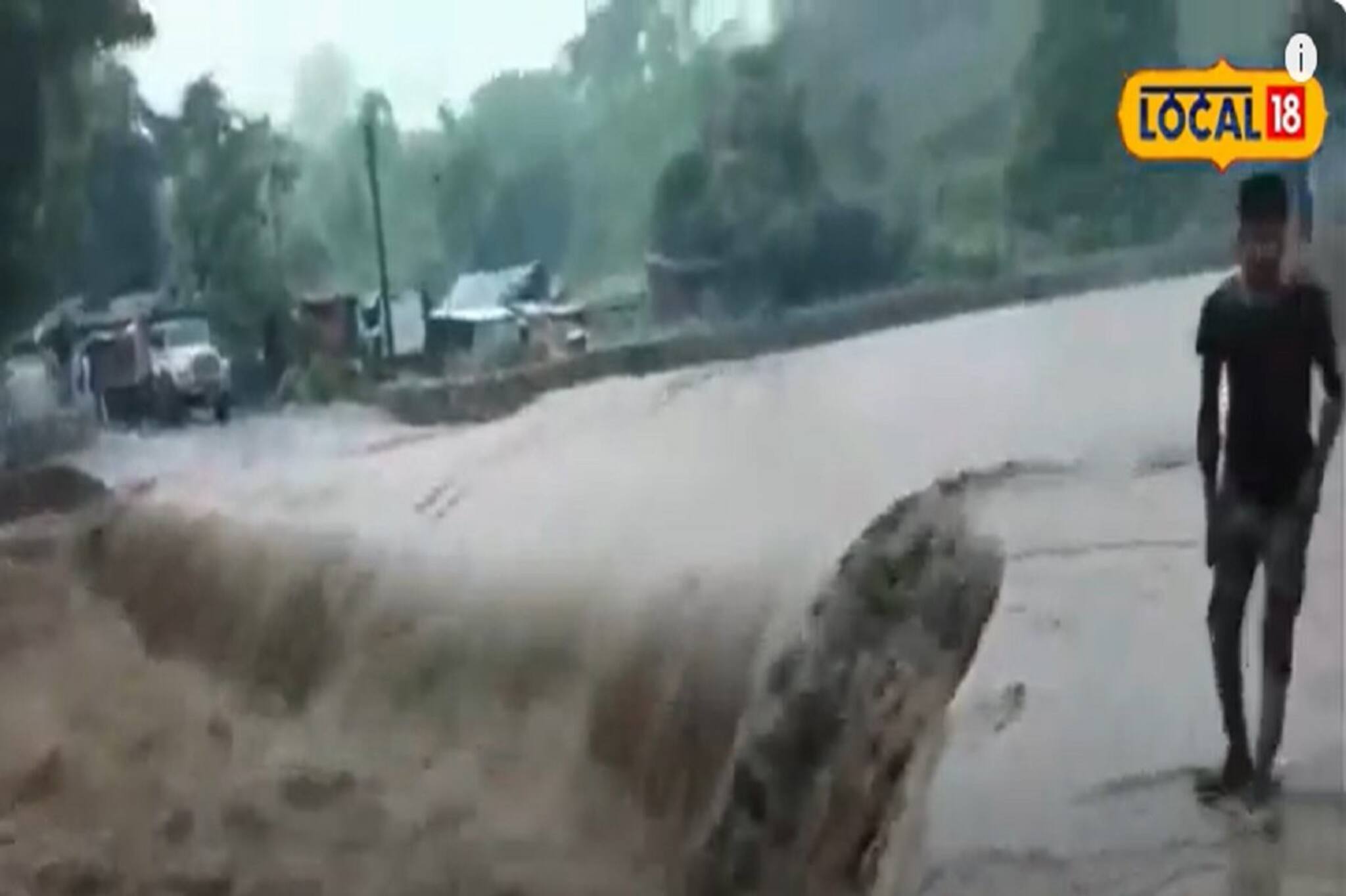 হু হু করে ঢুকে যাচ্ছে জল, হড়পা বান ভেঙে পড়ল প্রধান সড়ক!