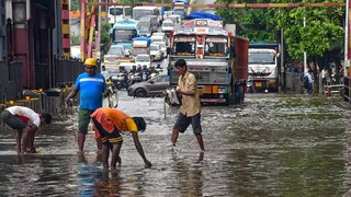 সোমবার রেকর্ড বৃষ্টি হয় মুম্বই শহরে, আরও তিনদিন ভারী বৃষ্টিপাতের লাল সতর্কতা জারি রয়েছে৷ (Image: PTI)