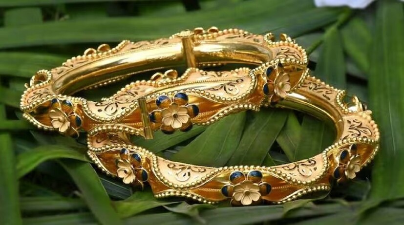 বিনিয়োগকারীদের মনোভাব এবং বাজার অবস্থান: সোনার দাম বৃদ্ধির দ্বিতীয় কারণ হল বিনিয়োগকারীদের মানসিকতা। বর্তমান বাজারের প্রেক্ষিতে সোনায় মোটা রিটার্নের সম্ভাবনা দেখছেন অনেকেই। সিটি ইনডেক্সের সিনিয়র বিশ্লেষক ম্যাট সিম্পসন বলছেন, “সোনার দাম যদি আউন্স প্রতি ২,৪৫০ ডলারে নেমে আসে তাহলেও বিনিয়োগ লাভজনক হবে।“ এই মন্তব্য থেকে বোঝা যায় দাম কমলে বিনিয়োগকারীরা আরও বেশি সোনায় বিনিয়োগ করবেন।