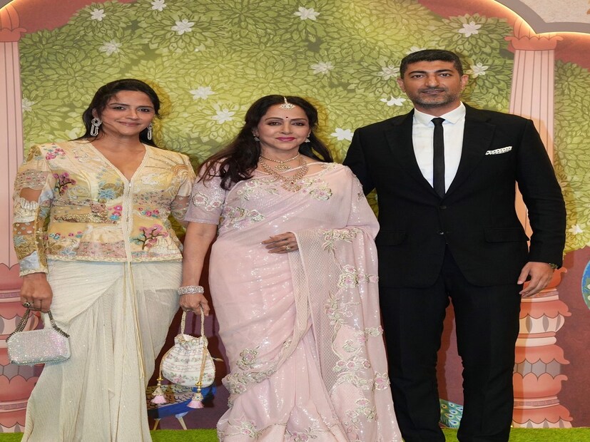 মেয়ে অহনা দেওল ও জামাই বৈভব ভোহরার সঙ্গে হেমা মালিনী৷ (ছবি: ভাইরাল ভায়ানি)