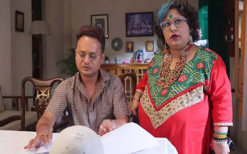 ধর্মেন্দ্র ডক্টর আর ভুয়ো হেমামালিনীর অন্যরকম ভালবাসার গল্পের পাশাপাশি, একটা প্যারালাল ট্র‍্যাকে মানিক মুখার্জি নামের এক ইন্ডিপেন্ডেন্ট ফিল্মমেকার &quot;হেমামালিনী &quot; নামের এক ফিচার ফিল্ম করতে চাইছেন। একটু কনফিউজড এই পরিচালক সিনেমা তৈরির নানা অধ্যায়ে, নিউ এজ এস্ট্রোলজার রোশনির পরামর্শ নিতে যায়। এই এস্ট্রোলজার ও পরিচালকের গল্পের রসায়ন অম্লমধুর। 