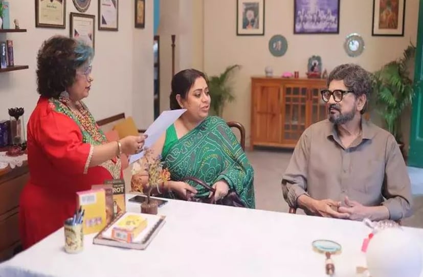 পরিচালক চরিত্রটি রহস্যের মোড়কে রাখতে চাইছেন।একজন বার সিঙ্গার ও ডান্সার এর চরিত্রে রয়েছেন দেবলীনা দত্ত। অন্যান্য চরিত্রে আছেন কাঞ্চনা মৈত্র, পাপিয়া অধিকারী,  পাপিয়া রাও, ভাস্বর চট্টোপাধ্যায়, ও পিয়ালী মুন্সী।