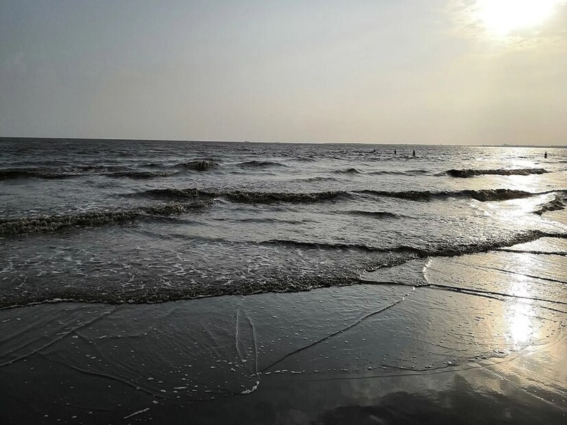 বহু পর্যটকরাও জানান, রাতের অন্ধকারে যেন রূপই বদলে ফেলে এই সাগরতট। যদিও সেই কাহিনীর বিশ্বাসযোগ্যতা নিয়ে অনেকেই প্রশ্ন তুলেছেন।