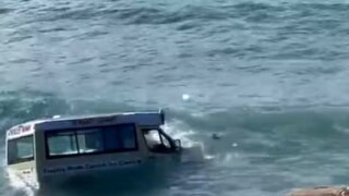 জোয়ারের ধাক্কায় সমুদ্রের দিকে ভেসে যাচ্ছে একটা আস্ত আইসক্রিম ভ্যান। 